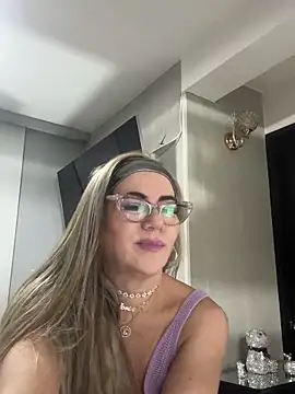 Snapshot of LARIANA_RIVERA23 chatting on January 2025 08:04:02 AM LARIANA RIVERA23 online show from January 2025 08:04:02 AM