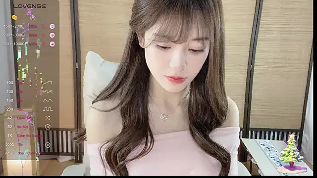 Snapshot of Yuuuuuly chatting on December 2024 01:34:02 PM Yuuuuuly online show from December 2024 01:34:02 PM