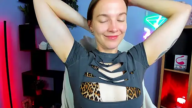 kenzie x online show from October 2025 07:42:01 AM