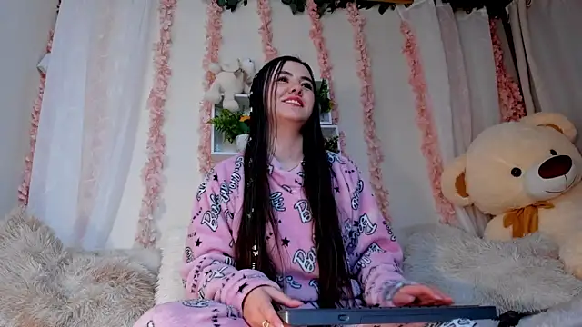 Snapshot of Idara_and_Edahi01 chatting on November 2025 05:17:01 AM Idara and Edahi01 online show from November 2025 05:17:01 AM