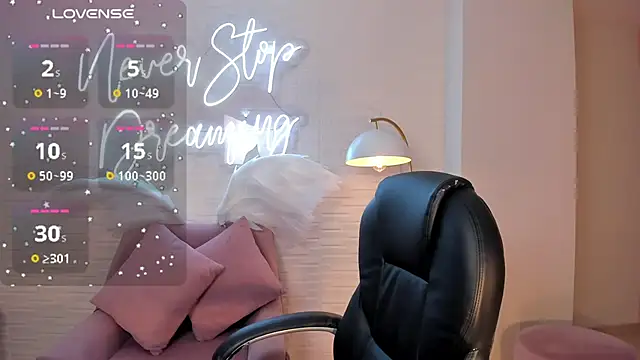 Snapshot of CarolineGraceX chatting on December 2024 03:34:01 AM CarolineGraceX online show from December 2024 03:34:01 AM