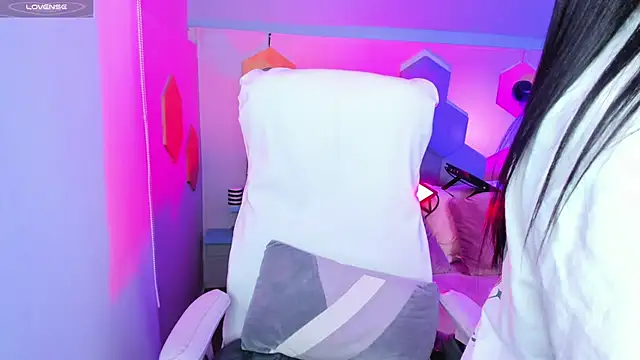 Hanna  Becker  online show from January 2025 06:56:01 AM