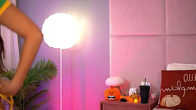 Snapshot of AlmaLuv chatting on November 2025 04:45:02 AM AlmaLuv online show from November 2025 04:45:02 AM