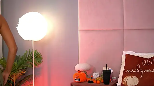 Snapshot of AlmaLuv chatting on November 2025 04:55:01 AM AlmaLuv online show from November 2025 04:55:01 AM