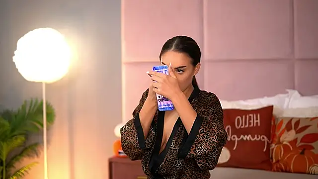 Snapshot of AlmaLuv chatting on November 2025 04:48:02 AM AlmaLuv online show from November 2025 04:48:02 AM