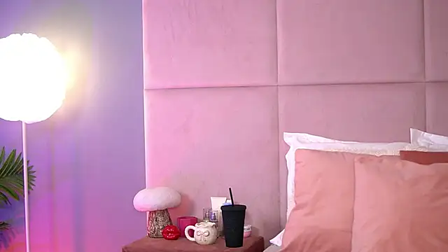 Snapshot of AlmaLuv chatting on December 2025 03:55:01 AM AlmaLuv online show from December 2025 03:55:01 AM