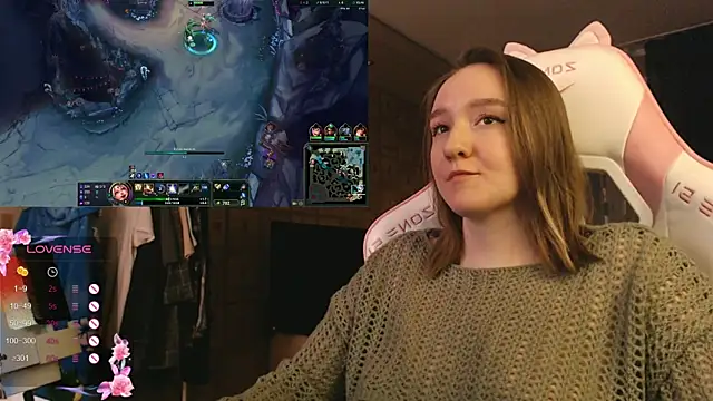 Snapshot of MoonlishSiren chatting on December 2025 06:14:01 PM MoonlishSiren online show from December 2025 06:14:01 PM