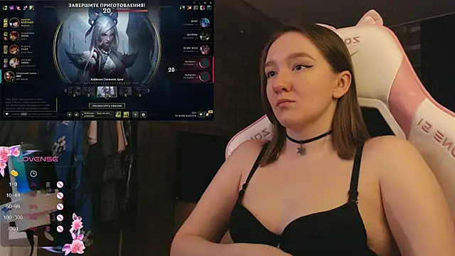 Snapshot of MoonlishSiren chatting on December 2025 08:16:02 PM MoonlishSiren online show from December 2025 08:16:02 PM