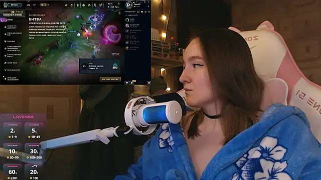 Snapshot of MoonlishSiren chatting on March 2026 06:44:02 PM MoonlishSiren online show from March 2026 06:44:02 PM