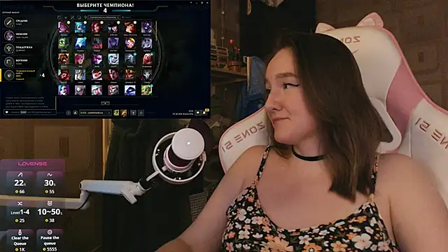 Snapshot of MoonlishSiren chatting on April 2026 09:24:01 PM MoonlishSiren online show from April 2026 09:24:01 PM