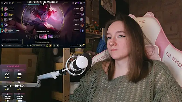 Snapshot of MoonlishSiren chatting on April 2026 10:32:01 PM MoonlishSiren online show from April 2026 10:32:01 PM