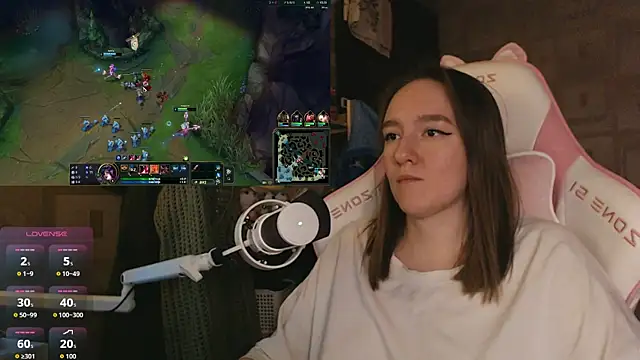 Snapshot of MoonlishSiren chatting on April 2026 10:15:01 PM MoonlishSiren online show from April 2026 10:15:01 PM