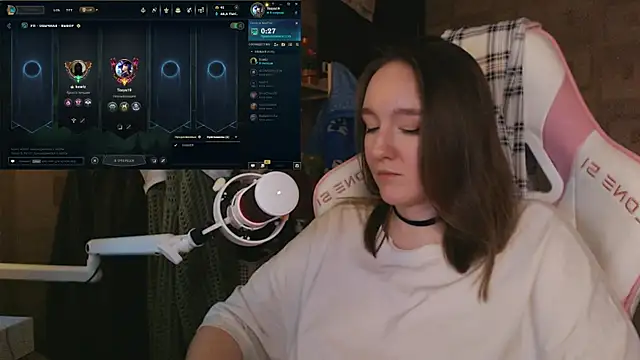 Snapshot of MoonlishSiren chatting on April 2026 10:04:01 PM MoonlishSiren online show from April 2026 10:04:01 PM