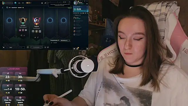 Snapshot of MoonlishSiren chatting on April 2026 09:21:02 PM MoonlishSiren online show from April 2026 09:21:02 PM