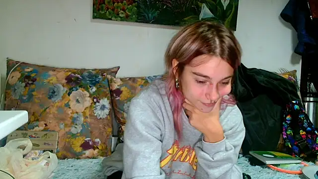 Snapshot of Sophie_Bell chatting on October 2025 07:02:01 PM Sophie Bell online show from October 2025 07:02:01 PM
