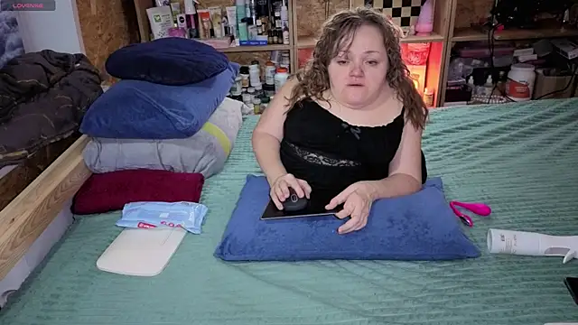 Snapshot of MiniNatalie chatting on December 2025 10:57:02 AM MiniNatalie online show from December 2025 10:57:02 AM