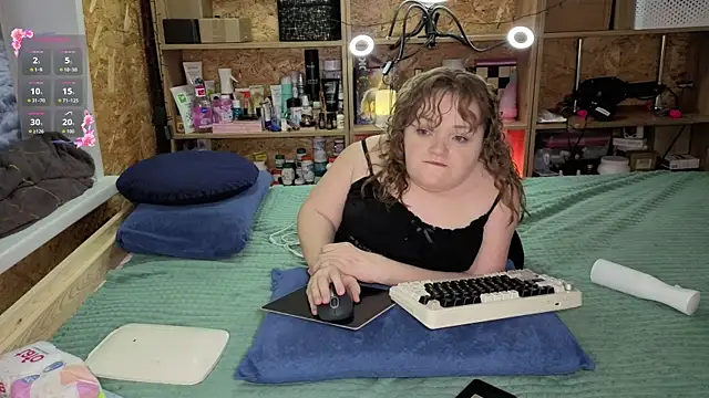 Snapshot of MiniNatalie chatting on December 2025 02:24:02 PM MiniNatalie online show from December 2025 02:24:02 PM