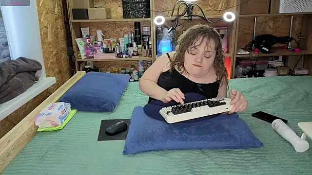 Snapshot of MiniNatalie chatting on December 2025 05:03:02 AM MiniNatalie online show from December 2025 05:03:02 AM