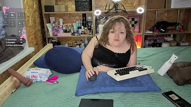 Snapshot of MiniNatalie chatting on December 2025 05:09:01 PM MiniNatalie online show from December 2025 05:09:01 PM