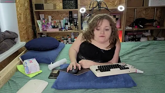 Snapshot of MiniNatalie chatting on December 2025 06:21:02 AM MiniNatalie online show from December 2025 06:21:02 AM