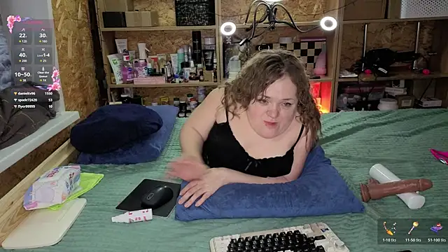 Snapshot of MiniNatalie chatting on December 2025 06:27:01 PM MiniNatalie online show from December 2025 06:27:01 PM