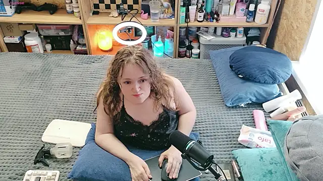 Snapshot of MiniNatalie chatting on April 2026 10:35:02 AM MiniNatalie online show from April 2026 10:35:02 AM