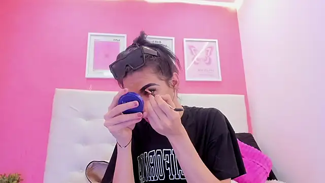 Mia thompson 19 online show from November 2025 05:46:02 PM