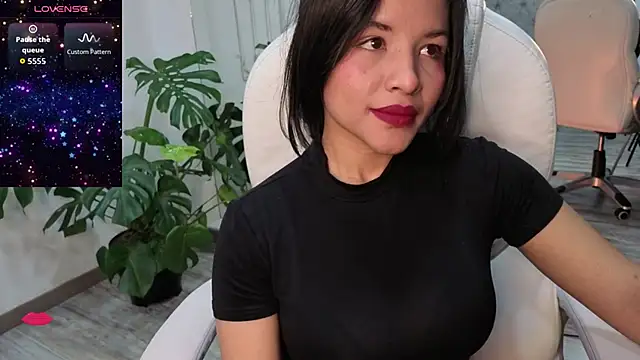 Snapshot of petite_molly_ chatting on December 2025 12:47:02 PM petite molly online show from December 2025 12:47:02 PM