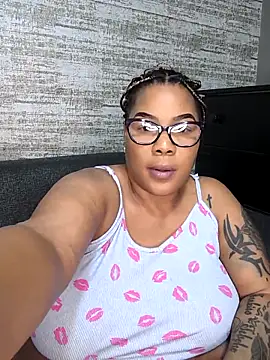 Snapshot of ExclusiveLeexx chatting on October 2025 07:14:02 PM ExclusiveLeexx online show from October 2025 07:14:02 PM