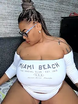 Snapshot of ExclusiveLeexx chatting on November 2025 04:07:01 PM ExclusiveLeexx online show from November 2025 04:07:01 PM