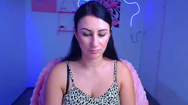 Loren Moa online show from November 2025 01:02:01 PM