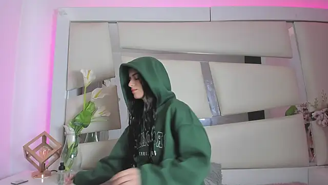 Snapshot of chrystal_js chatting on December 2024 01:22:02 PM chrystal js online show from December 2024 01:22:02 PM