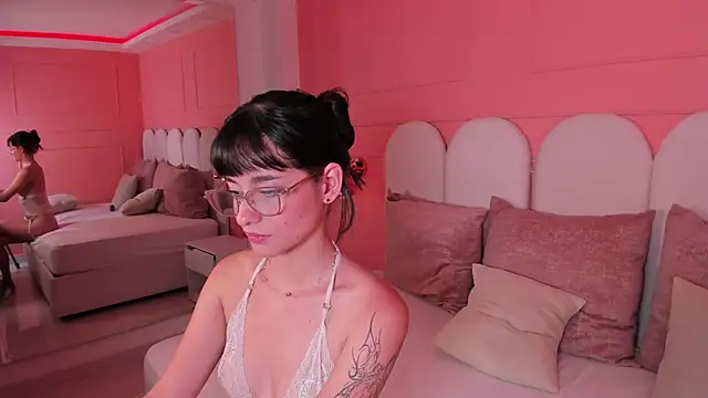 Snapshot of emilly_williams_ chatting on December 2024 08:33:01 PM emilly williams online show from December 2024 08:33:01 PM