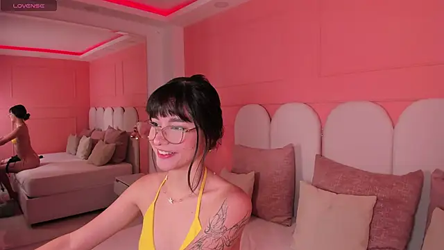 Snapshot of emilly_williams_ chatting on December 2024 05:01:01 PM emilly williams online show from December 2024 05:01:01 PM