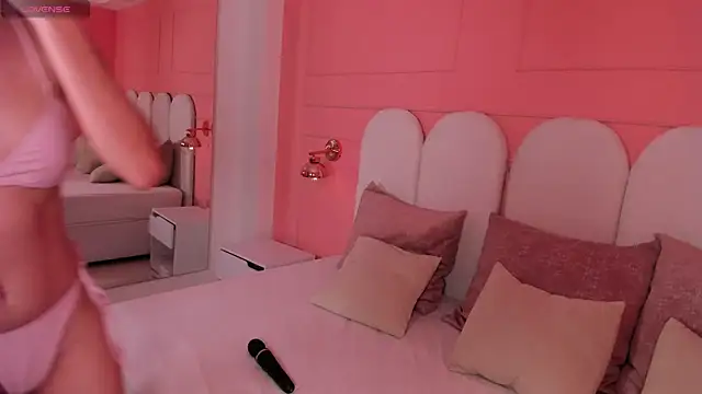 Snapshot of emilly_williams_ chatting on December 2024 08:29:01 PM emilly williams online show from December 2024 08:29:01 PM