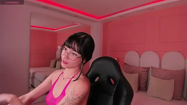 Snapshot of emilly_williams_ chatting on December 2024 04:58:01 PM emilly williams online show from December 2024 04:58:01 PM