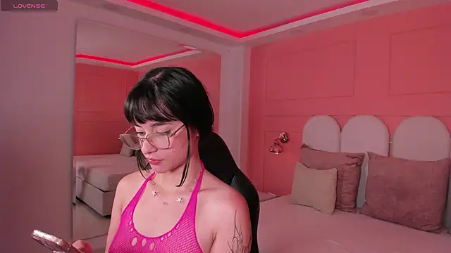 Snapshot of emilly_williams_ chatting on December 2024 08:01:02 PM emilly williams online show from December 2024 08:01:02 PM