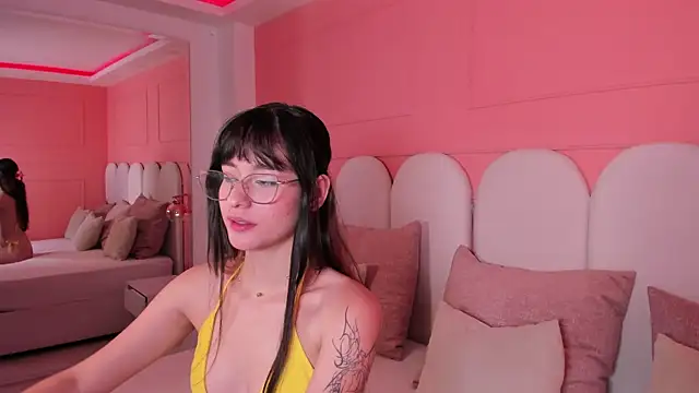 Snapshot of emilly_williams_ chatting on December 2024 05:10:02 PM emilly williams online show from December 2024 05:10:02 PM