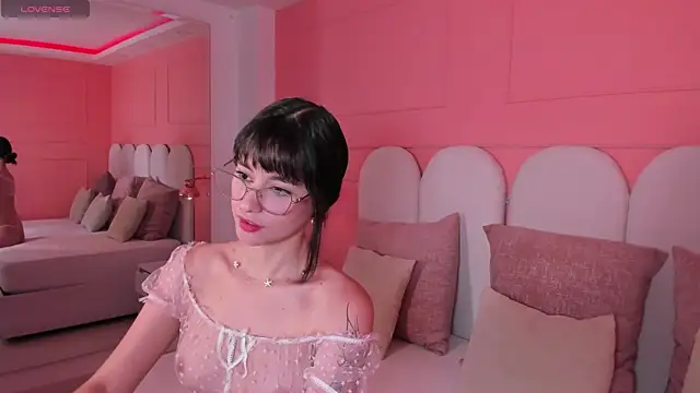 Snapshot of emilly_williams_ chatting on December 2024 05:08:01 PM emilly williams online show from December 2024 05:08:01 PM