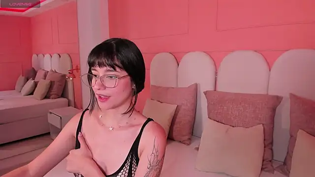 Snapshot of emilly_williams_ chatting on December 2024 08:13:01 PM emilly williams online show from December 2024 08:13:01 PM