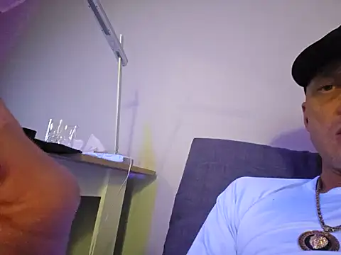 Snapshot of McdyllanXX chatting on February 2025 02:15:01 AM McdyllanXX online show from February 2025 02:15:01 AM