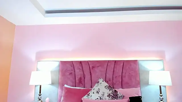 Snapshot of SophiaLaurens chatting on January 2025 01:35:01 PM SophiaLaurens online show from January 2025 01:35:01 PM