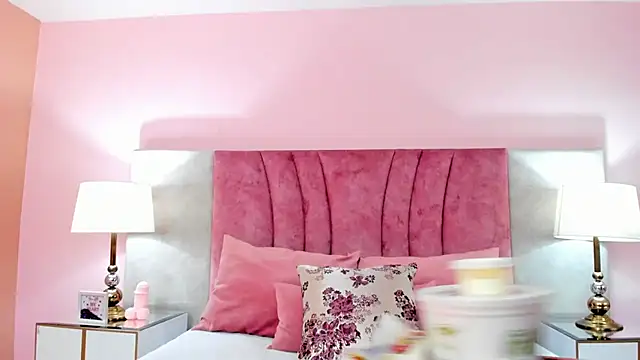 Snapshot of SophiaLaurens chatting on February 2025 07:31:02 PM SophiaLaurens online show from February 2025 07:31:02 PM