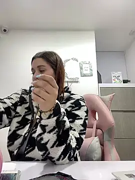 Snapshot of SophiaLaurens chatting on February 2025 03:37:02 PM SophiaLaurens online show from February 2025 03:37:02 PM