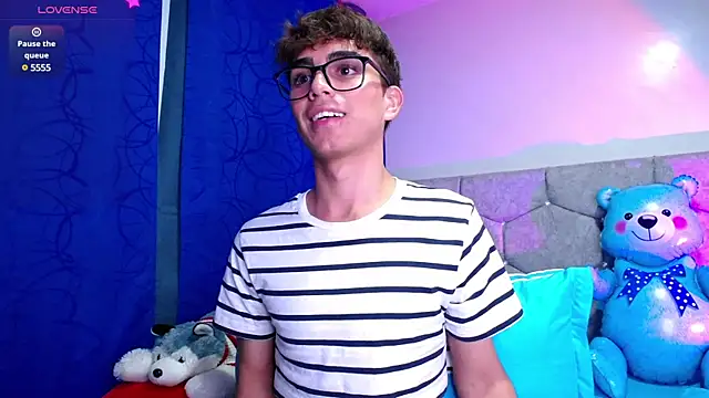 OwenBluee online show from February 2025 08:46:01 AM