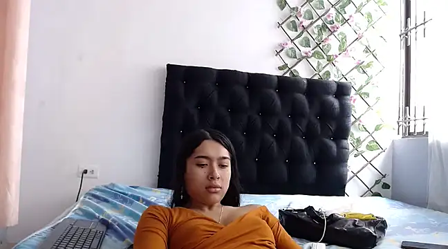 SweetLatiin  online show from February 2025 03:24:02 PM