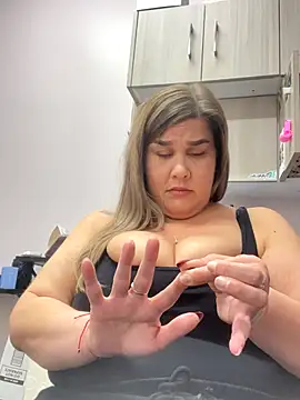 LolaBeretta online show from October 2025 04:08:01 PM