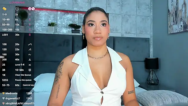 Snapshot of Salome_Diaz_ chatting on February 2025 11:01:02 PM Salome Diaz  online show from February 2025 11:01:02 PM
