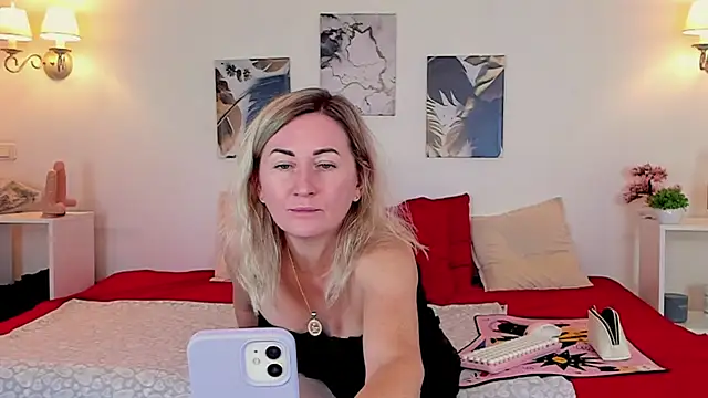 AriFleow online show from December 2024 11:32:02 AM