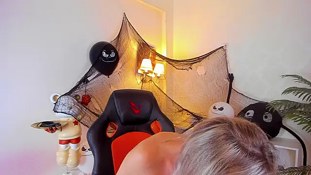 AriFleow online show from October 2025 11:47:01 AM